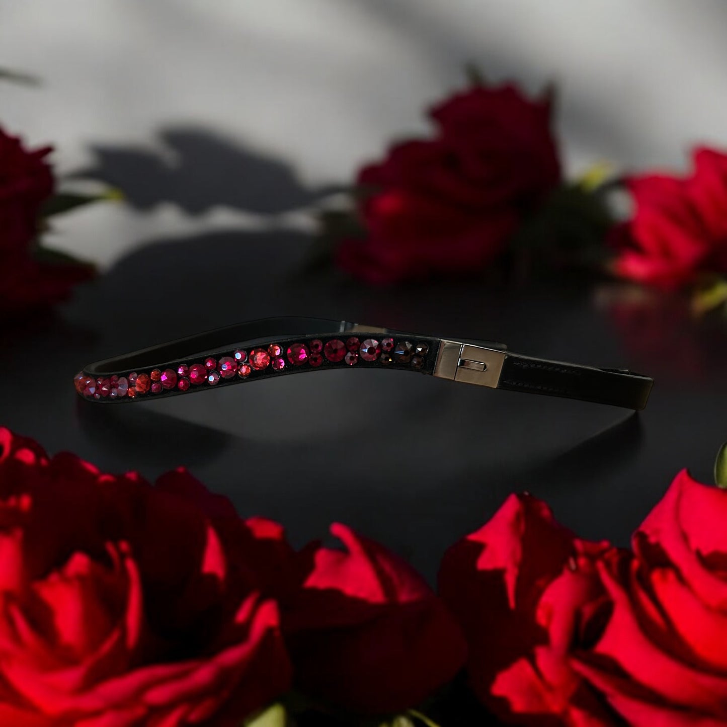 Stirnriemen „Be my Valentine“ mit Klick Verschluss in verschiedenen Rottönen.