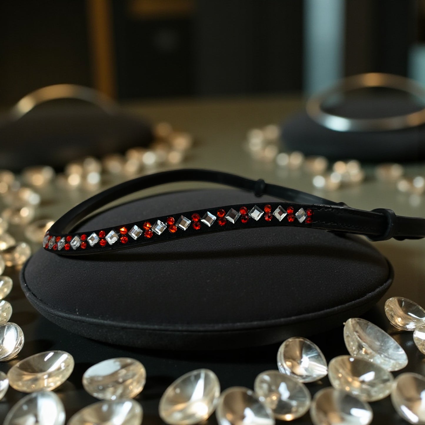 Stirnriemen “BlackRuby Switch” – Schwarz mit Kristall & Rot und Klett-Schnellwechselsystem